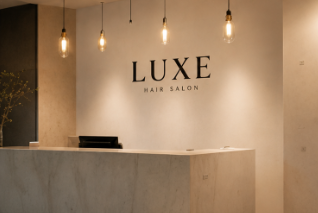 LUXE HAIR SALONの受付カウンター